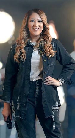 Anny Foto 1 (Plano Medio)+BG .png