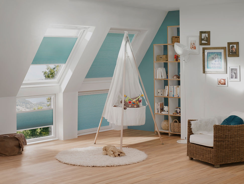 Système de protection solaire intérieur en tissu enroulable ou plissé