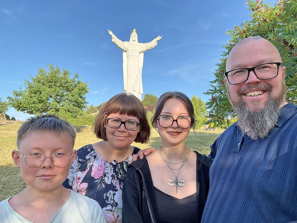 I byen Świebodzin i Polen står verdens største Jesus-statue, «Kristus Kongen», som med sine 36 meter er godt synlig. Selv om jeg ikke tror på helgenstatuer, må jeg innrømme at denne statuen er et fascinerende syn.