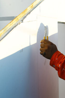 Corte del sellado entre los muros