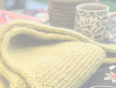 Tricot echarpe tricot jaune en cours_edited.jpg