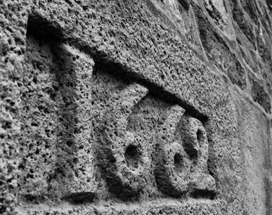 Inscription au-dessus de la porte. Année de la construction de la maison.