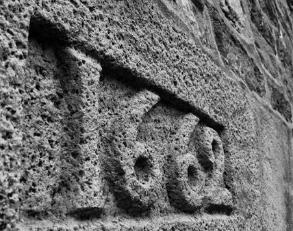Inscription au-dessus de la porte. Année de la construction de la maison.