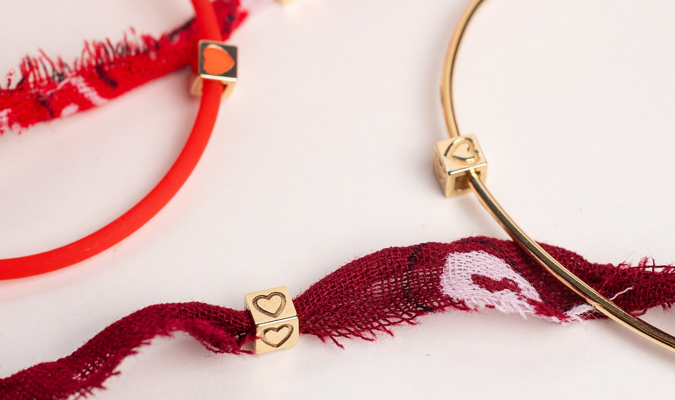 Pendente ABC Cuore in Oro e Smaltato su Bracciali Bandana Gummy e Bangle