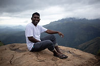 Chooty notre chauffeur de l'agence de voyage francophone au Sri Lanka, offrant un service chaleureux et professionnel pour accompagner les voyageurs à la découverte des merveilles de l'île.
