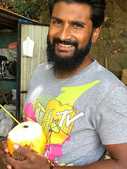 Bruno, fondateur de l'agence de voyage francophone au Sri Lanka, passionné par la création de voyages sur mesure et dédié à offrir des expériences authentiques et immersives aux voyageurs.
