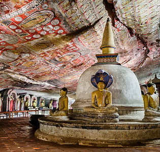 Temple rupestre de Dambulla, avec ses cinq grottes ornées de fresques bouddhistes et statues, abritant l'imposant Bouddha couché de 15 mètres, inscrit au patrimoine mondial de l'UNESCO au Sri Lanka