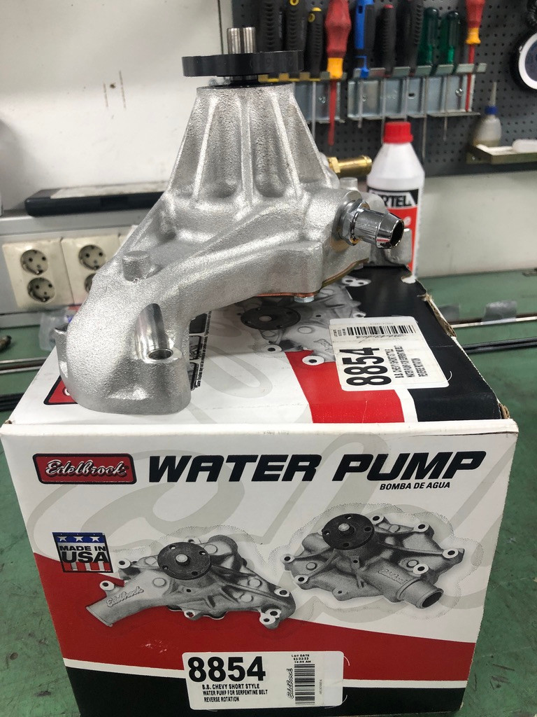 Vattenpump Edelbrock (Revers)