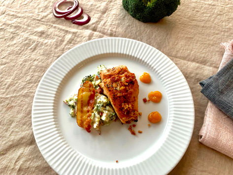 Laks med brokkolisalat, bacon og mangochutney