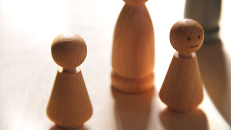 personnages en bois pendant une constellation familiale