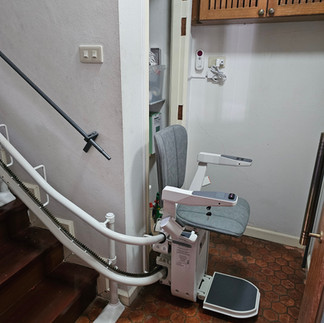 รางโค้งลิฟต์บันไดเลี้ยว 90 องศา เพื่อหลบประตูทางเข้า