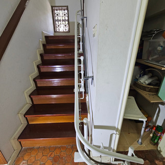 รางโค้งลิฟต์บันไดเลี้ยว 90 องศา เพื่อหลบประตูทางเข้า