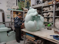Le sculpteur animalier Michel BASSOMPIERRE dans son atelier