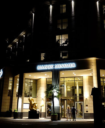 Ours monumental du sculpteur animalier Michel BASSOMPIERRE exposé devant l'Hôtel Dorint Maison MESSMER de Baden Baden, en partenariat avec la Galerie Estades