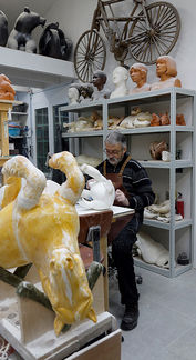 Le sculpteur animalier Michel BASSOMPIERRE dans son atelier