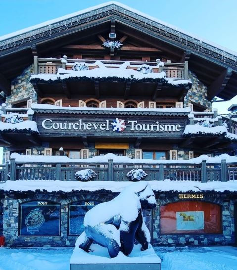 L'Art au Sommet. Le sculpteur animalier Michel BASSOMPIERRE expose au cœur de la station de Courchevel ses ours et gorilles monumentaux. Exposition organisée par l'Office de Tourisme de Courchevel et les Galeries BARTOUX