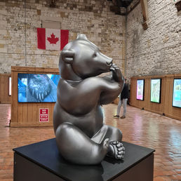 Sculpture monumentale d'un ours par le sculpteur animalier Michel BASSOMPIERRE