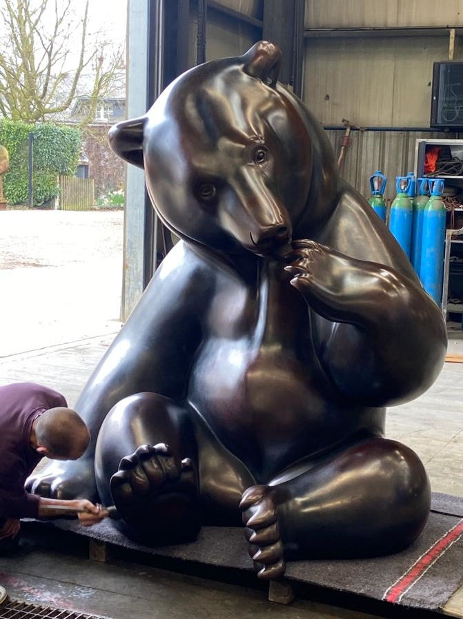 Patine d'un ours monumental en bronze du sculpteur animalier Michel BASSOMPIERRE