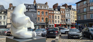 Sculpture monumentale d'un ours polaire par le sculpteur animalier Michel BASSOMPIERRE