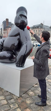 Sculpture monumentale d'un gorille par le sculpteur animalier Michel BASSOMPIERRE, à Honfleur