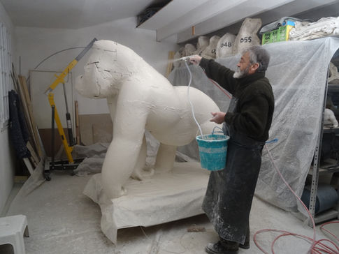Travail sur un gorille monumental en plâtre du sculpteur animalier Michel BASSOMPIERRE