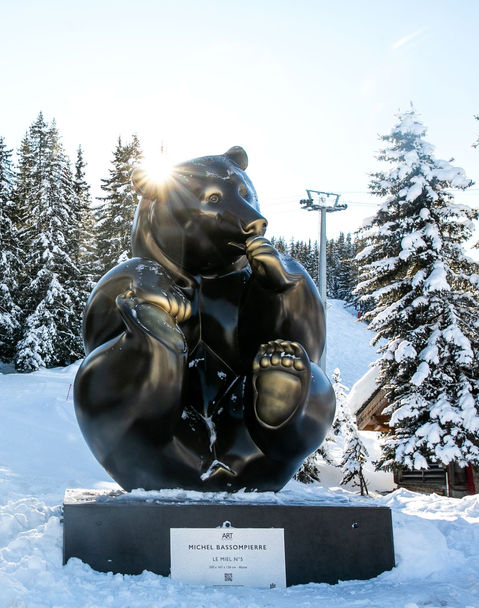 L'Art au Sommet. Le sculpteur animalier Michel BASSOMPIERRE expose au cœur de la station de Courchevel ses ours et gorilles monumentaux. Exposition organisée par l'Office de Tourisme de Courchevel et les Galeries BARTOUX