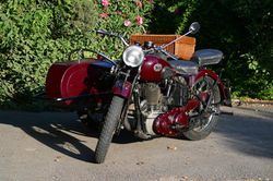 עם סירה BSA 1942