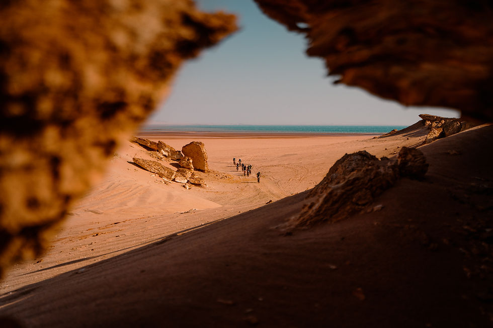 ciclistas de mountain bike por el desierto en arabia saudi