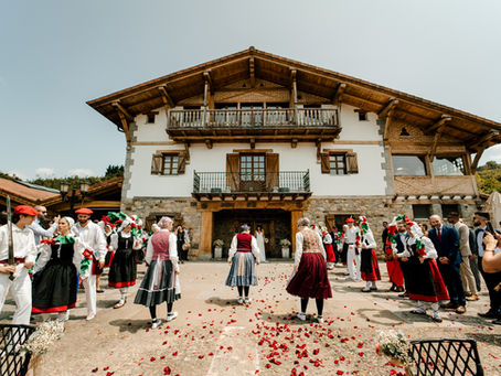 La boda de Zuriñe y Jon en el Restaurante Garena — Amor, luz y mucha emoción—Fotografo de bodas Bilbao