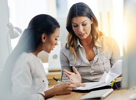 Jeunes femmes d'affaires