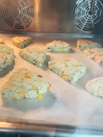 Thumbnail: Bacon Chive Cheese Scone x4