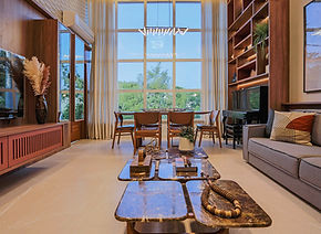 Residência com arquitetura contemporânea, ambientes integrados, soluções personalizadas em marcenaria, acabamentos elegantes e espaços pensados para viver com conforto, estilo e praticidade.