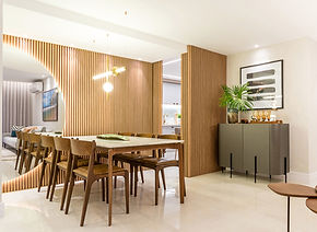 Projeto de interiores contemporâneo com sala de estar integrada à sala de jantar com painel ripado em madeira, cozinha planejada com canto alemão, suíte master com paleta neutra e iluminação suave, quarto juvenil com marcenaria azul e área de estudos, e quarto feminino com iluminação LED e décor leve. Ambientes sofisticados, funcionais e personalizados, com marcenaria sob medida, tons neutros, texturas naturais e soluções de design clean e atemporal.