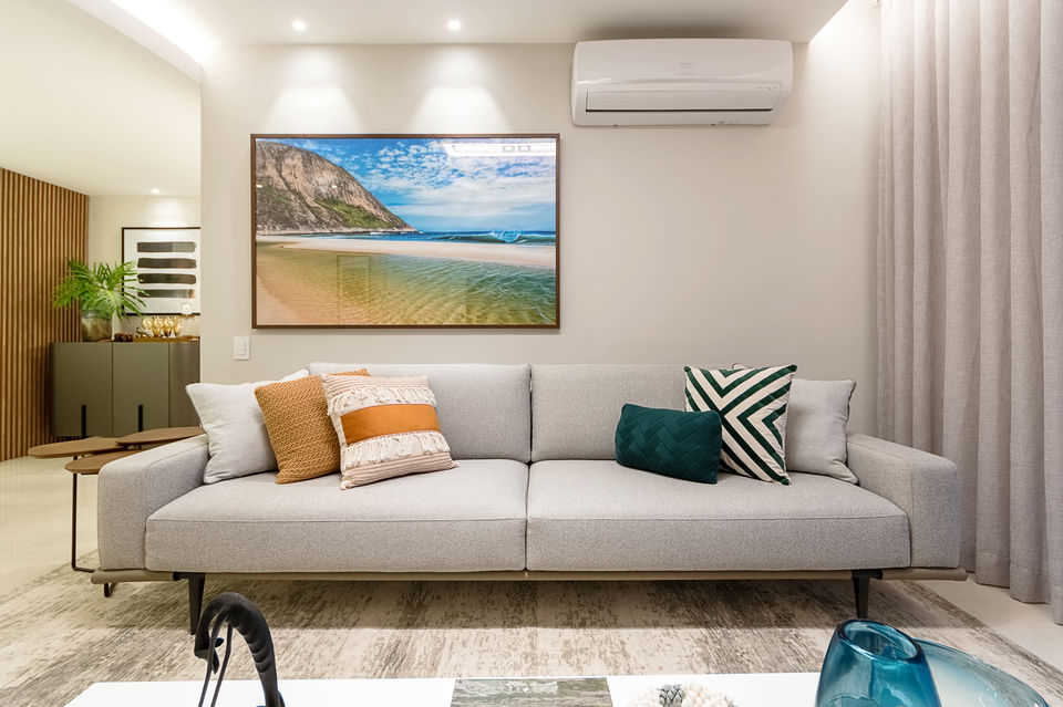 Sala de estar contemporânea com sofá claro, mesa de centro moderna e painel de madeira com iluminação embutida. Ambiente clean e aconchegante, com cortinas de linho, tapete neutro e composição elegante de almofadas. Projeto de interiores de alto padrão com elementos de design minimalista e iluminação indireta.