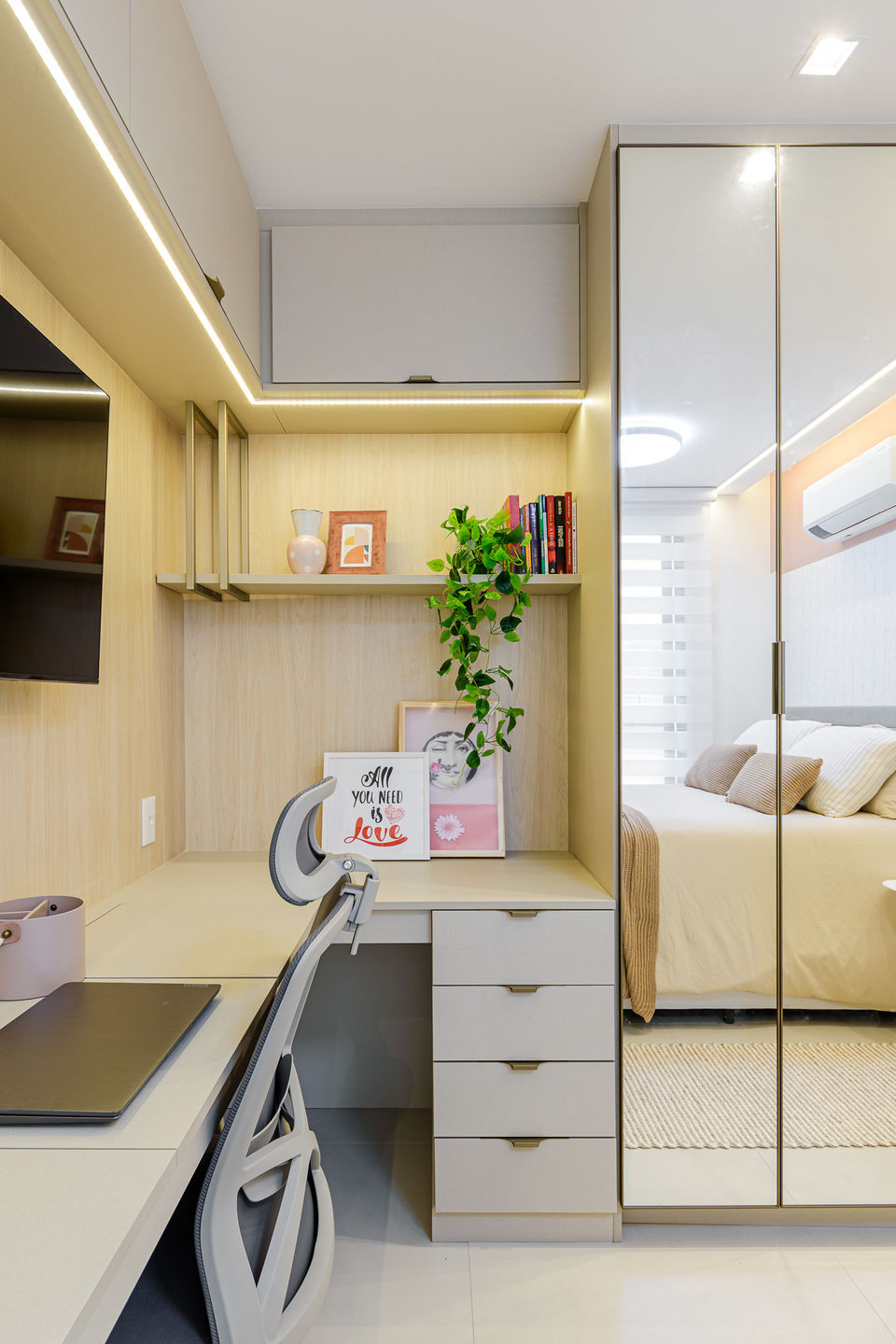 Quarto feminino com decoração minimalista, paleta suave em tons rosé e bege, cama com enxoval neutro e iluminação indireta no forro. Destaque para o ambiente acolhedor, persiana translúcida e composição delicada.