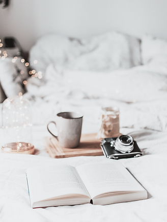 Livre posé sur un lit