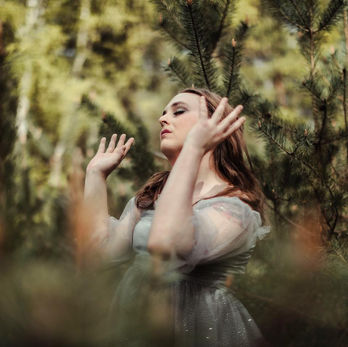 Queer person letting go of fear during a photoshoot with Dewi Hombergen