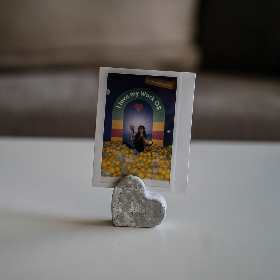 לב קטן מבטון עם מקום להנחת תמונה