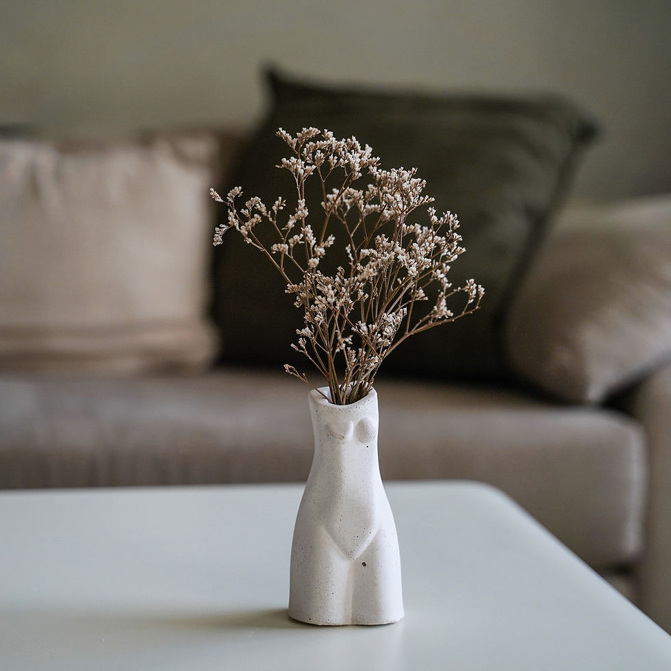 ואזה מבטון בצורת אישה עומדת