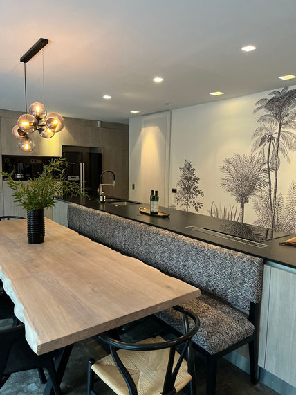 Cuisine rue des Princes - BOULOGNE-BILLANCOURT - 92 - Création d'un îlot central sur lequel vient s'adosser une banquette sur-mesure pour accueillir les grandes tablées familiales. 