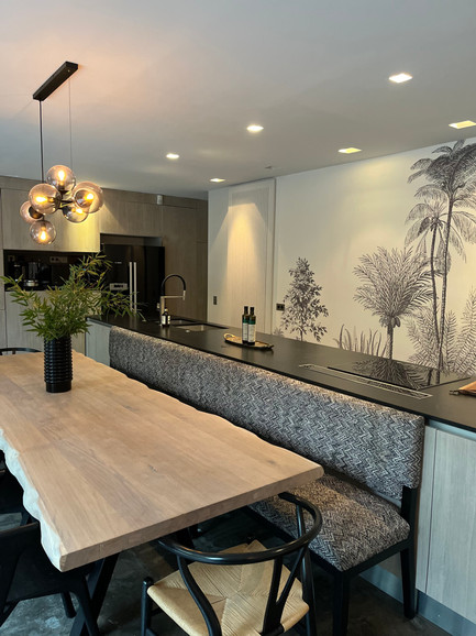 Cuisine rue des Princes - BOULOGNE-BILLANCOURT - 92 - Création d'un îlot central sur lequel vient s'adosser une banquette sur-mesure pour accueillir les grandes tablées familiales.