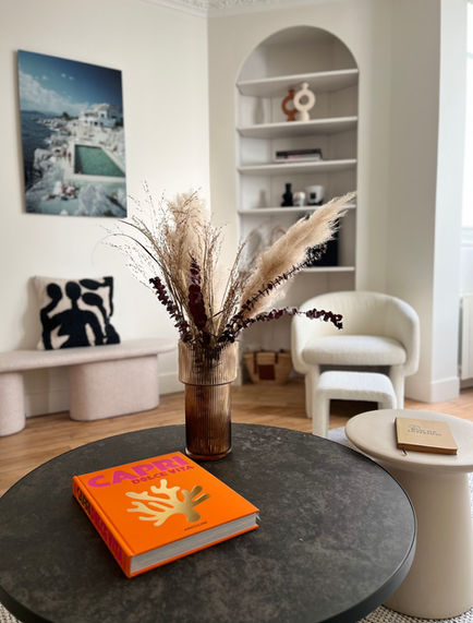 L'agencement du salon a été repensé en créant des ouvertures pour un espace plus fluide. 