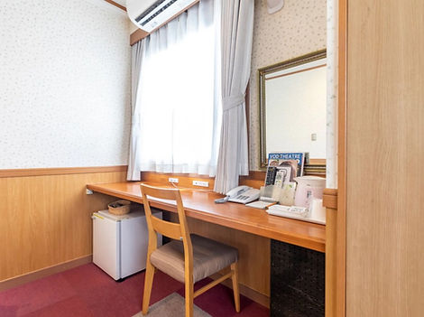 厚狭ステーションホテルのワイドデスクのある部屋