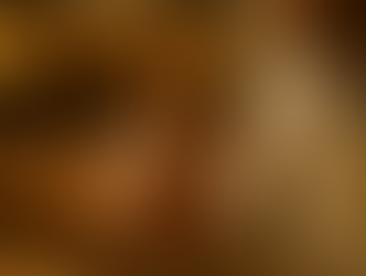 Manos entrelazadas de un hombre y una mujer orando en actitud de espera y esperanza, con luz cálida y fondo natural, representando la fe en el amor que llega a su tiempo.