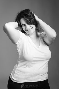 femme souriante qui est contente de sa séance de photo therapeutique à pau