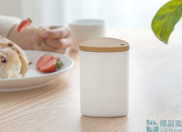 Thumbnail: 簡約帶蓋牙翻筒