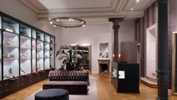 Architektonische Lichtplanung für Retail und Interior Design von Licht + Planung, Karlsruhe – atmosphärisches Lichtkonzept zur Inszenierung von Raum und Materialien.