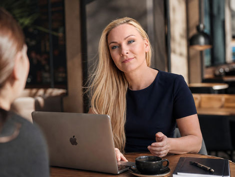 Porträt von Ulrike Rogies, rogies:design Hamburg, zum Thema Personal Branding, strategische Positionierung und klare Markenkommunikation für Selbstständige, Unternehmer und Führungspersönlichkeiten.
