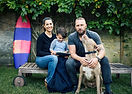Familia joven con el perro de mascota