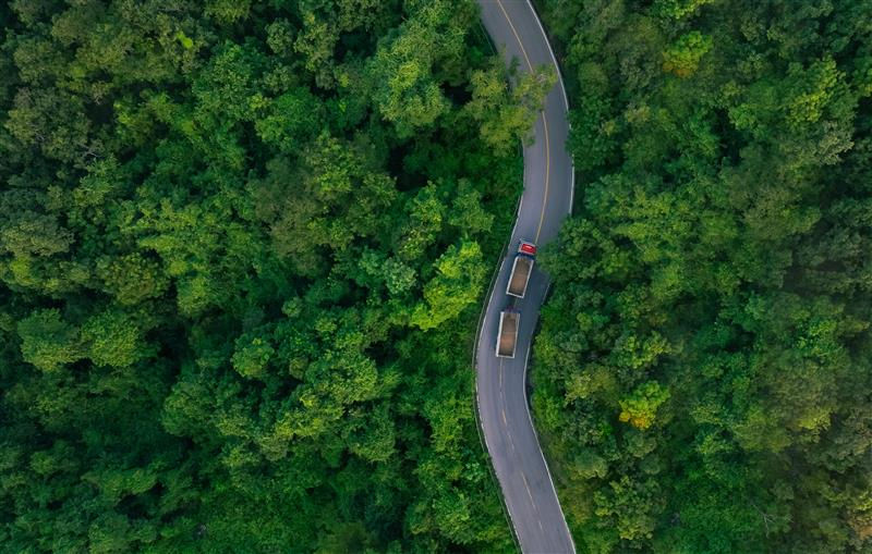 vecteezy_aerial-view-of-hydrogen-energy-truck-driving-on-highway-road_52434980.JPG